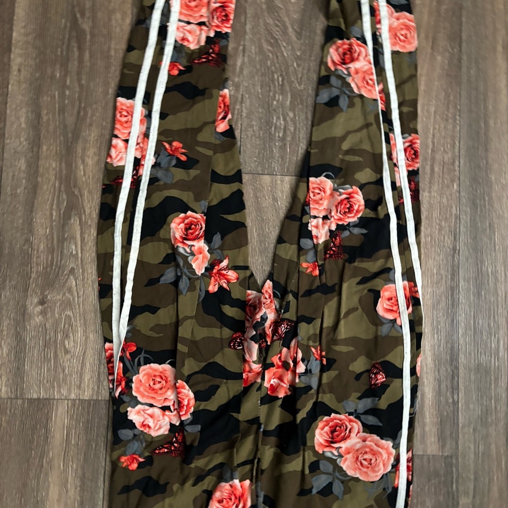 Green Floral Print Track Pants with Camouflage Design and Full Length